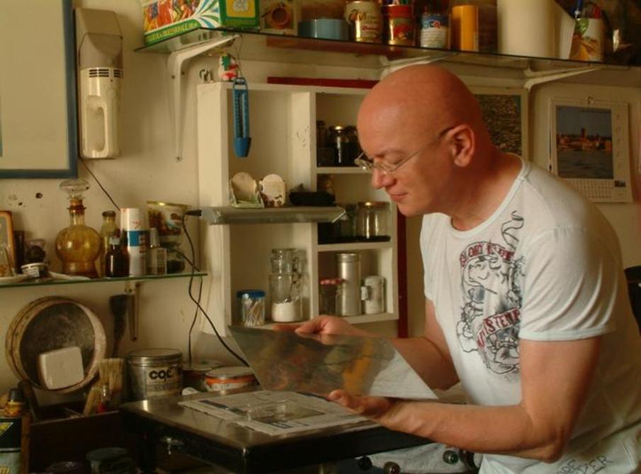 Oggi Riccardo Prevosti riesce a spaziare dallarte incisoria classica a quella con supporti polimaterici, dallarte digitale alla fotografia, e collabora con la Galleria ab/arte di Brescia per gli allestimenti e come consulente per la calcografia.