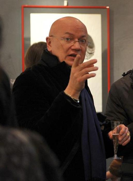 L’artista Riccardo Prevosti in una delle inaugurazioni alla Galleria ab/arte di Brescia di cui è consulente per la calcografia.
